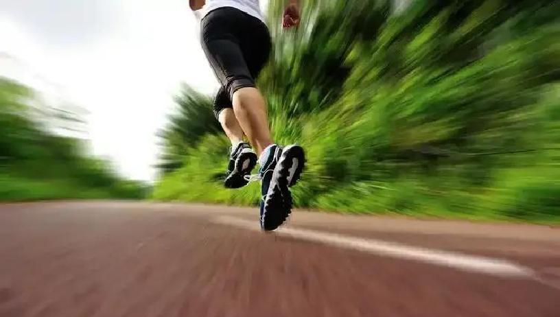 夏天跑步要拼汗水还是拼命?专家新建议引争议