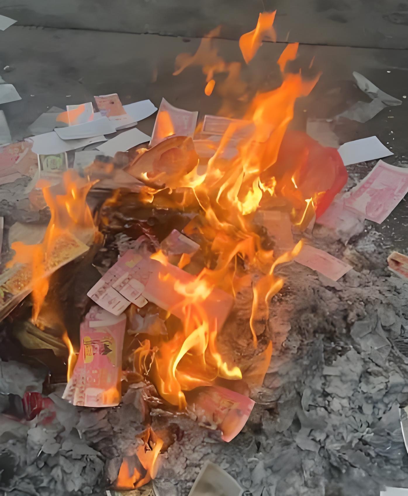 外婆托梦叫烧元宝,舅舅小姨烧完皆暴富,我妈想烧被我赶忙制止