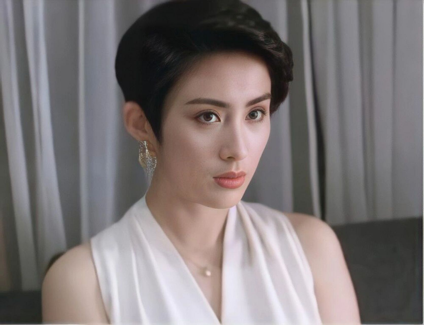 《张敏与香港电影圈的爱恨情仇:从辉煌到淡出》