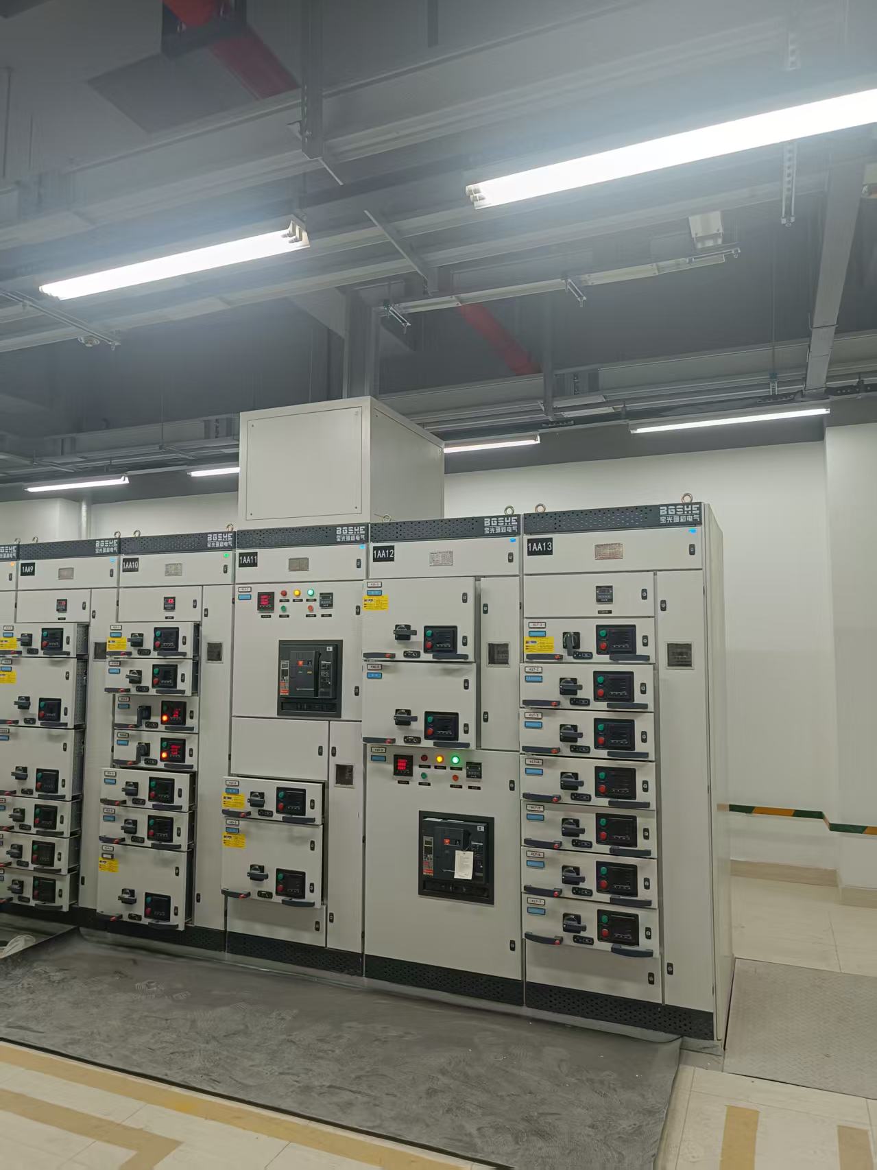 密集型母线槽和封闭式母线槽的区别多方面分析对比轻松选型指南