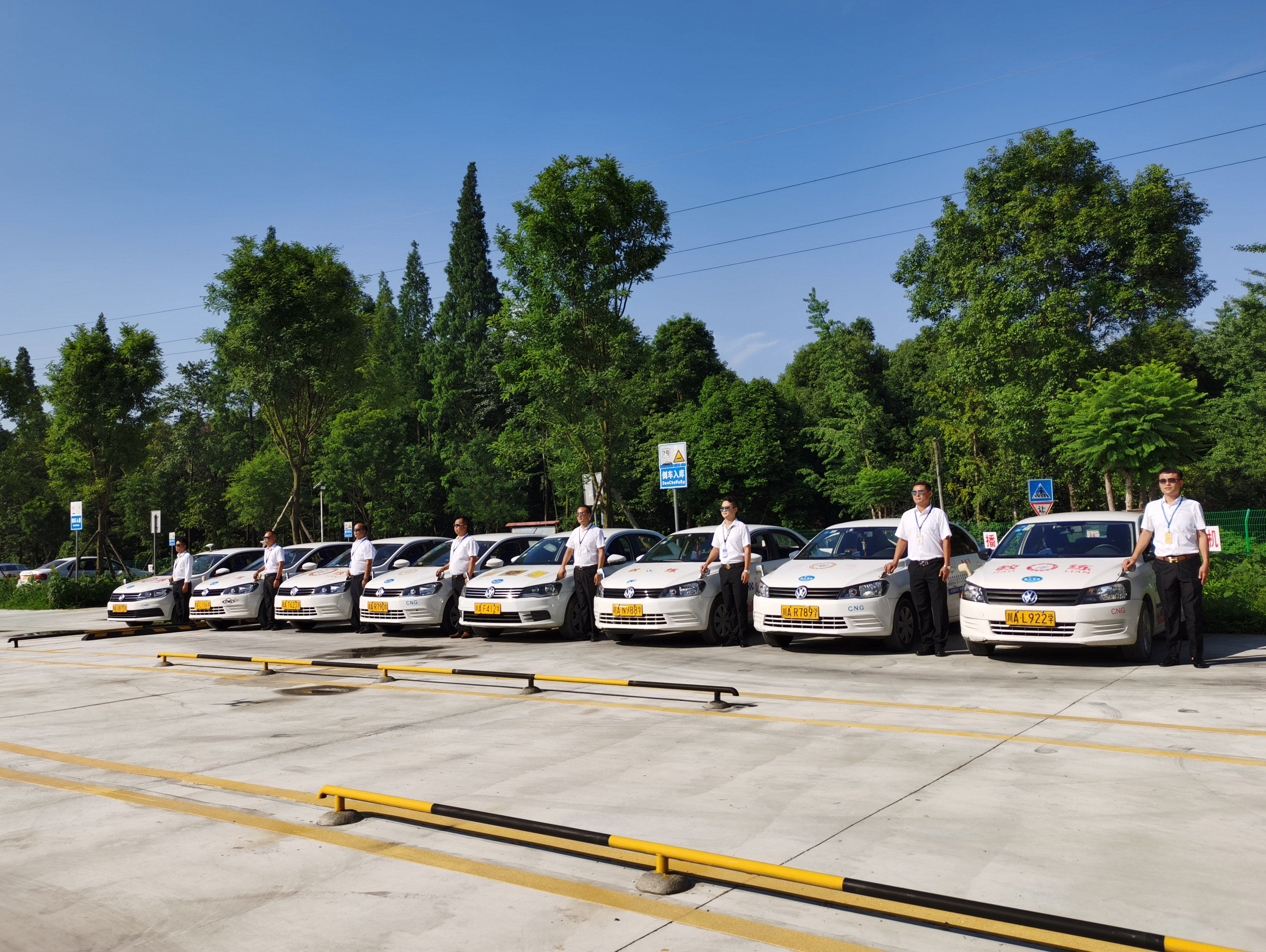 辽宁小伙科目二两度挂科,咬牙花1600元买五趾鞋寒冬练车!