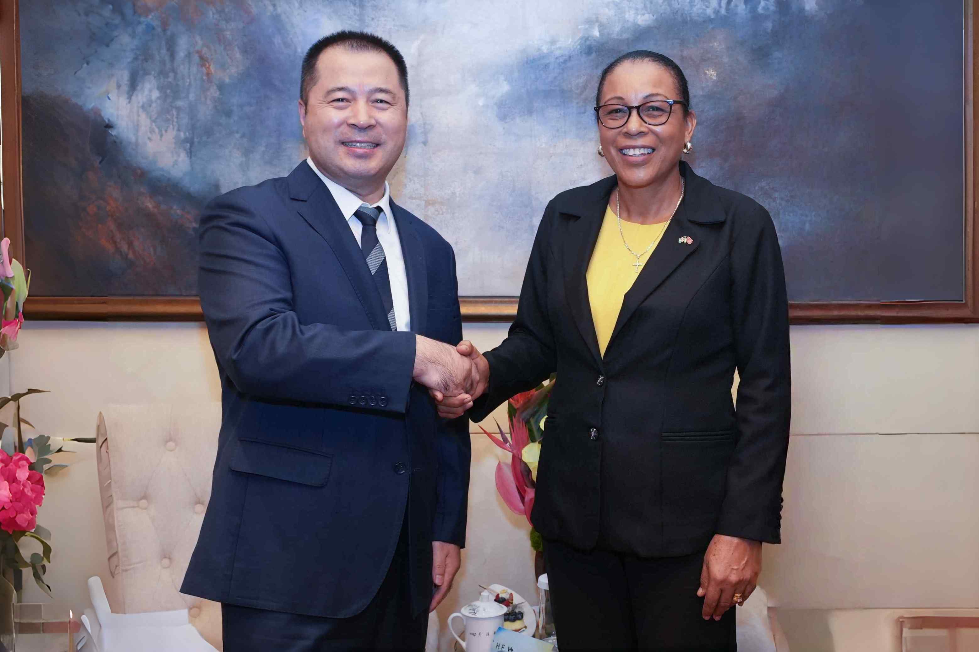 多米尼克总统伯顿阁下出席"多中投资研讨会"并发表演讲