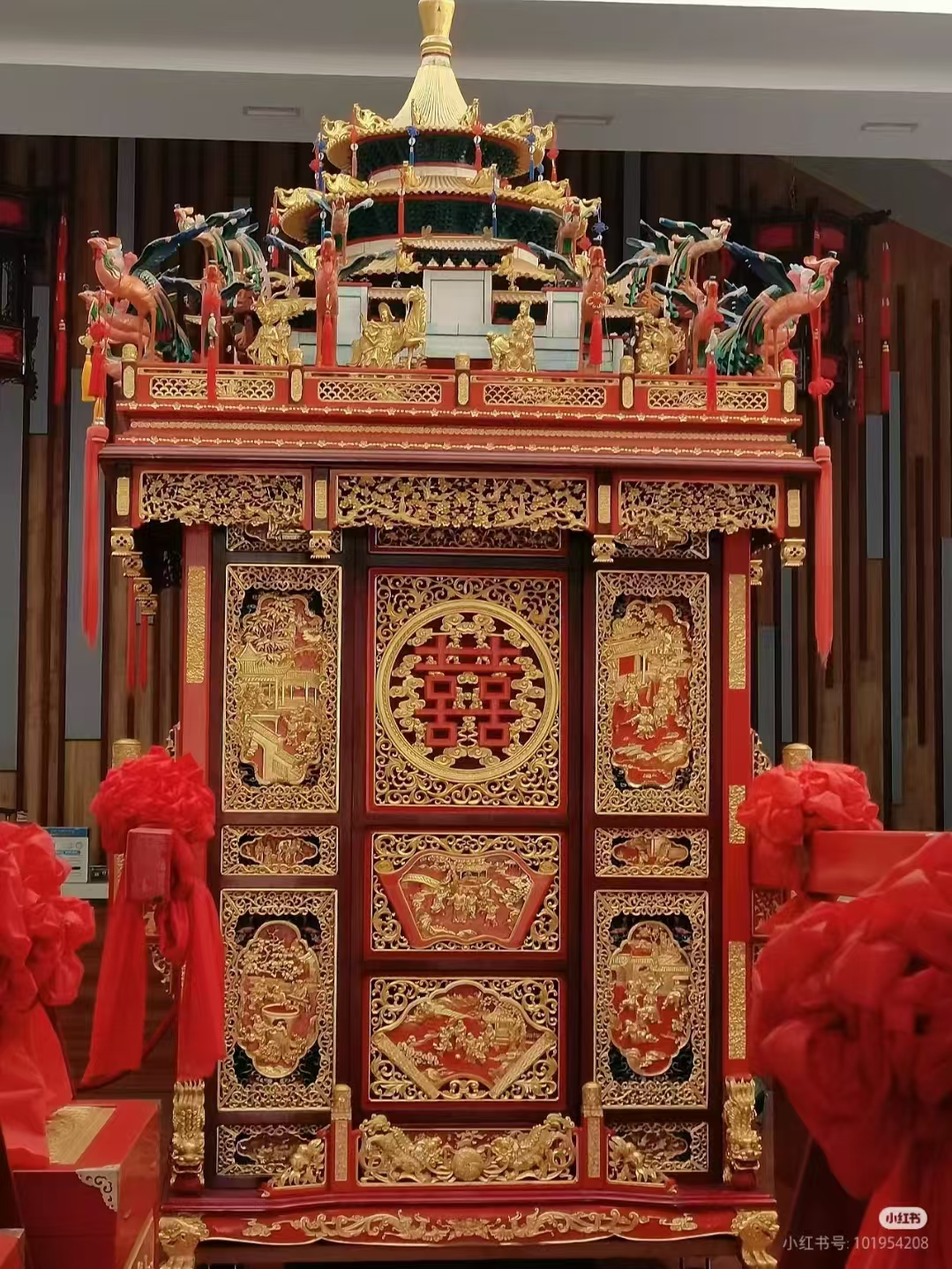 大花轿:传统中式婚礼上使用的特殊轿子