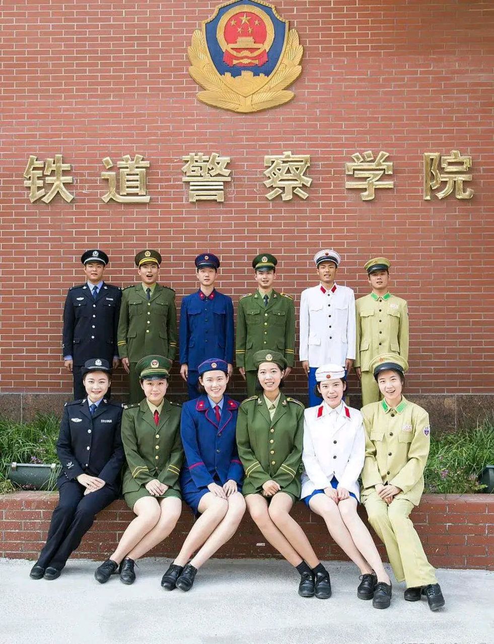 当铁道警察,最对口的学校就是河南郑州的铁道警察学院!  他是公安部直