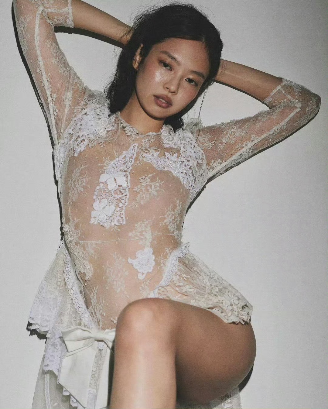 jennie杂志大尺度写真引热议,网友观点两极分化!