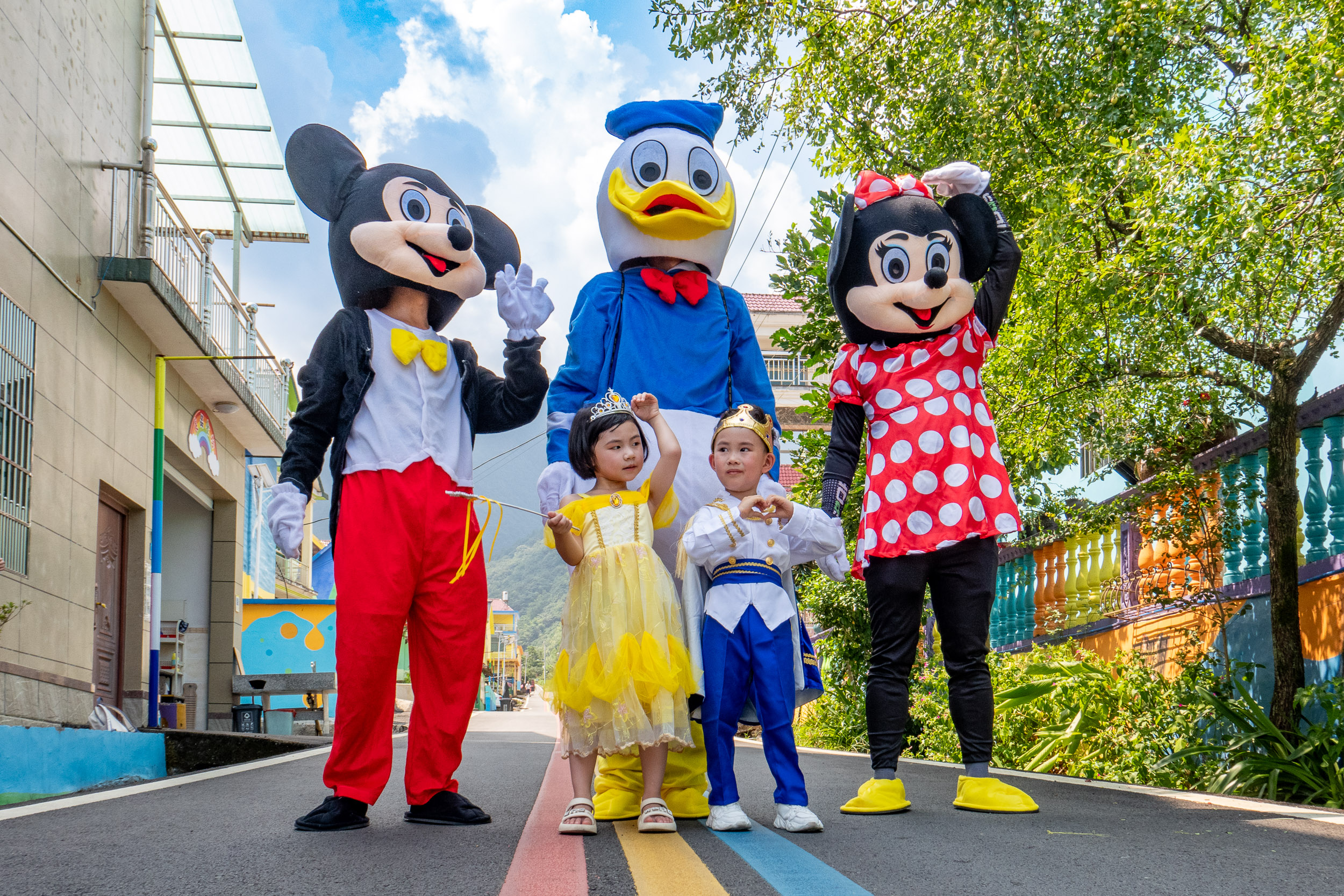 彩虹童话村:唤醒童年记忆,穿越童话的梦幻色彩之旅