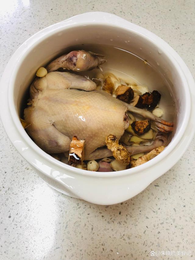 炖鸽子放什么材料好