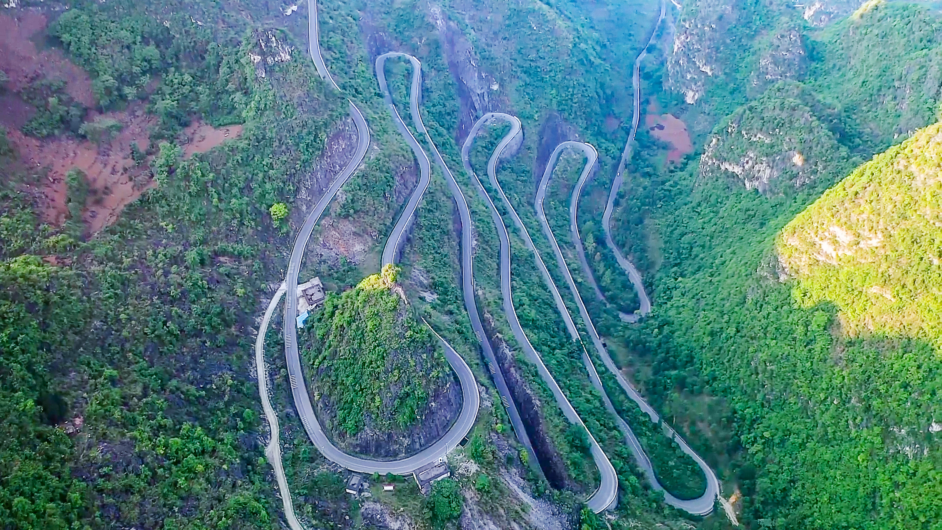 贵州大山里的"天梯"公路,看一眼都害怕,这样的公路你敢开吗?