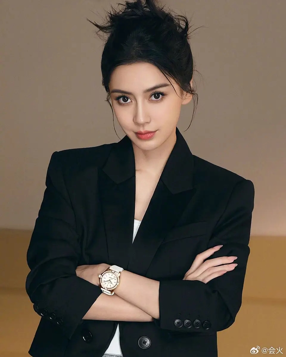 angelababy霸气归来:抹胸束腰裙装,鲨气冲天,定义新时尚!