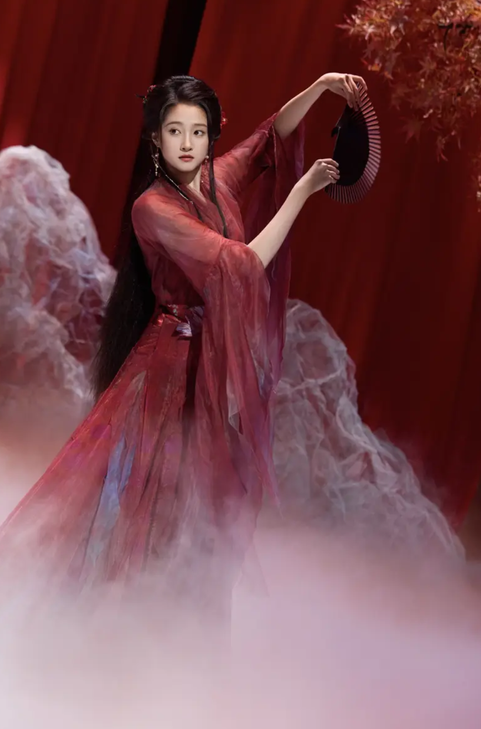 关晓彤红衣执扇舞《苏公堤》,古风美人绝色出圈!