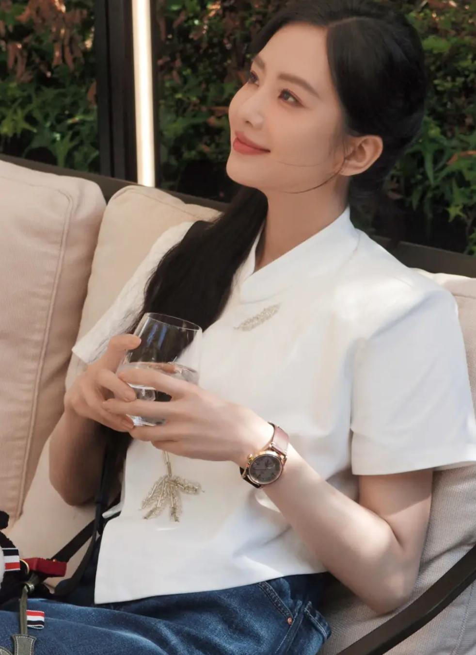 刘诗诗惊艳巴黎!中式衬衫配盘发秀丽俊美,让世界见证东方之雅韵