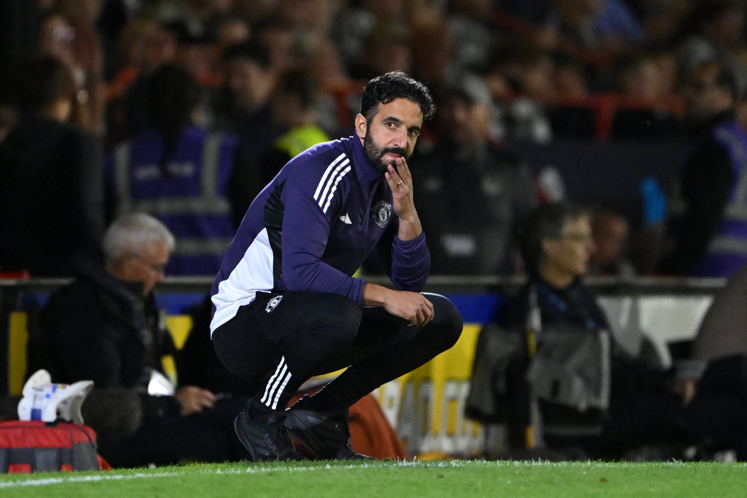 24小时极速下课！阿莫林炮轰曼联管理层触发“闪电解雇”