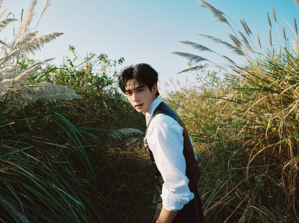 宋威龙:一袭白衬衫配黑马甲,伫立荒野的自然之美