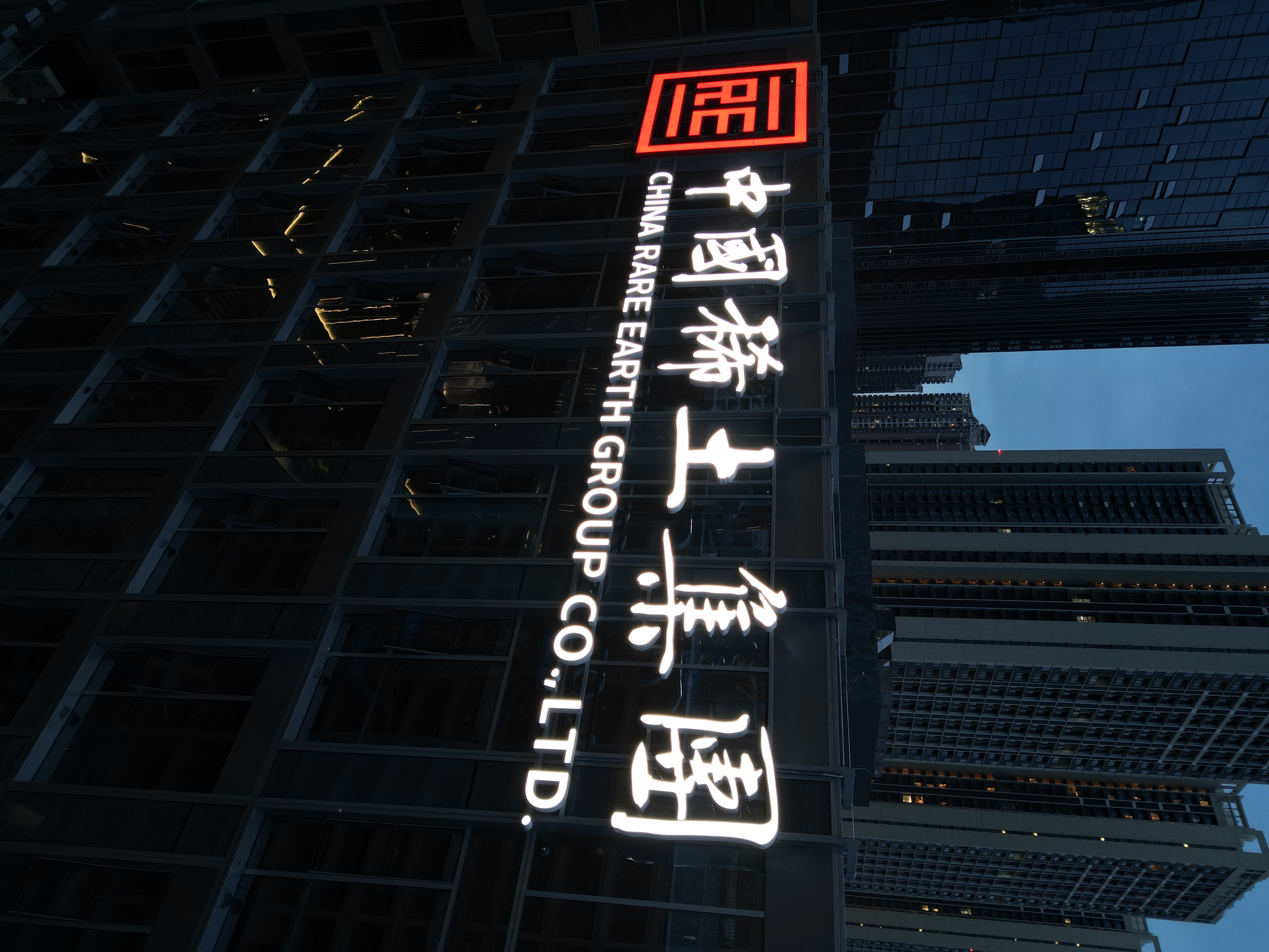 字工场分享:楼宇幕墙发光字怎么不拆玻璃安装?