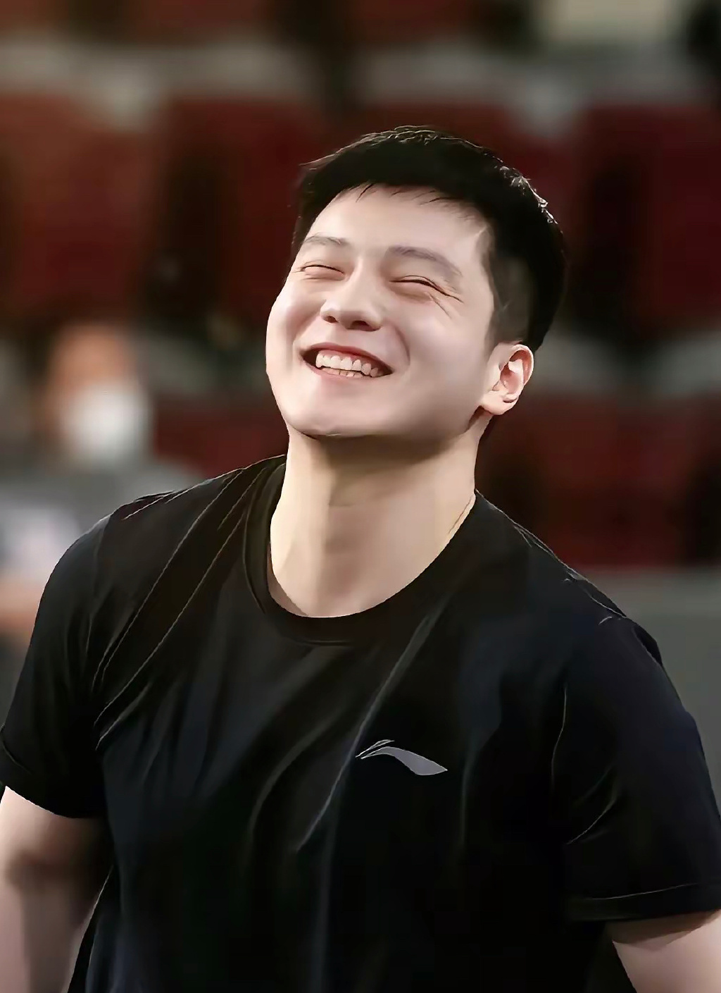 父爱泛滥!樊振东抱着大胖小子一脸开心,网友:东哥是幸福的人