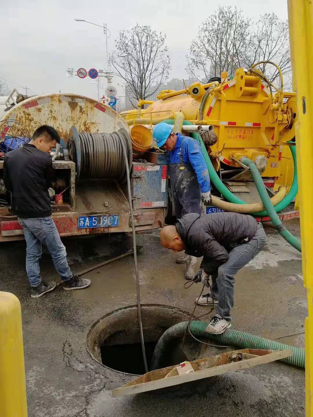 昌平区吸污车抽污水,清理化粪池选择蓝天清洁