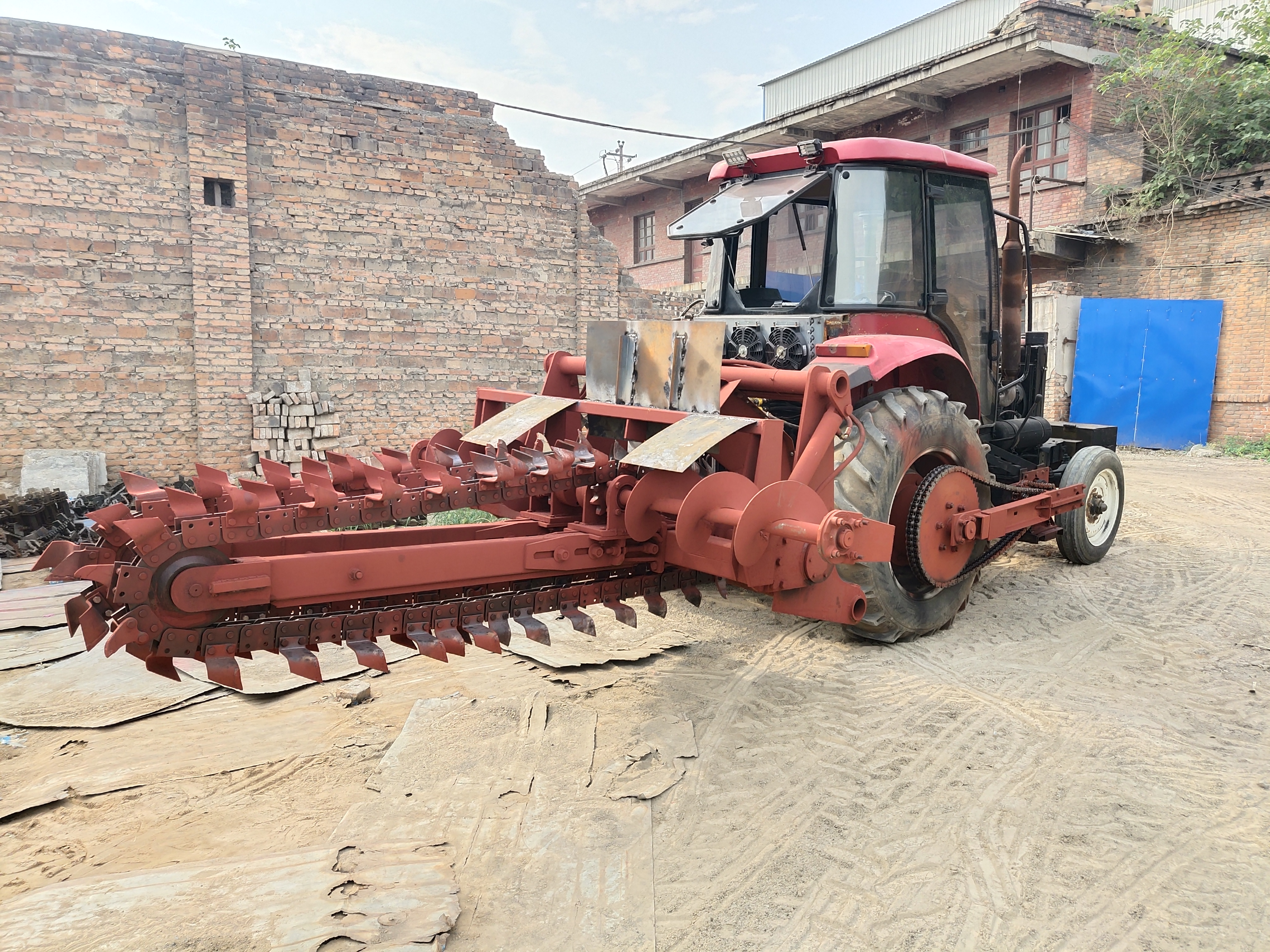 大型中置双链条开沟机 农田铺设地下喷灌管道打沟机 土地开槽机