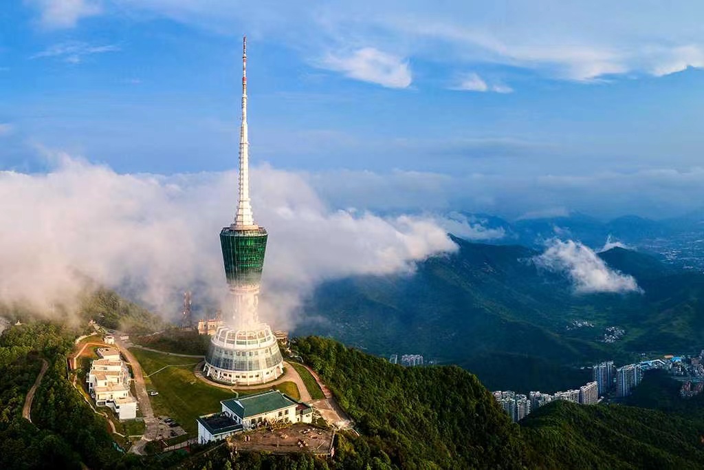 深圳梧桐山海拔944米被誉为鹏城第一峰,是很多户外爱好者的天堂