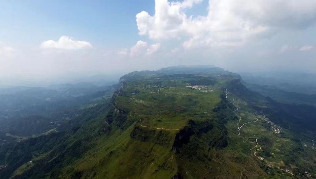 桌子山旅游风景区图片