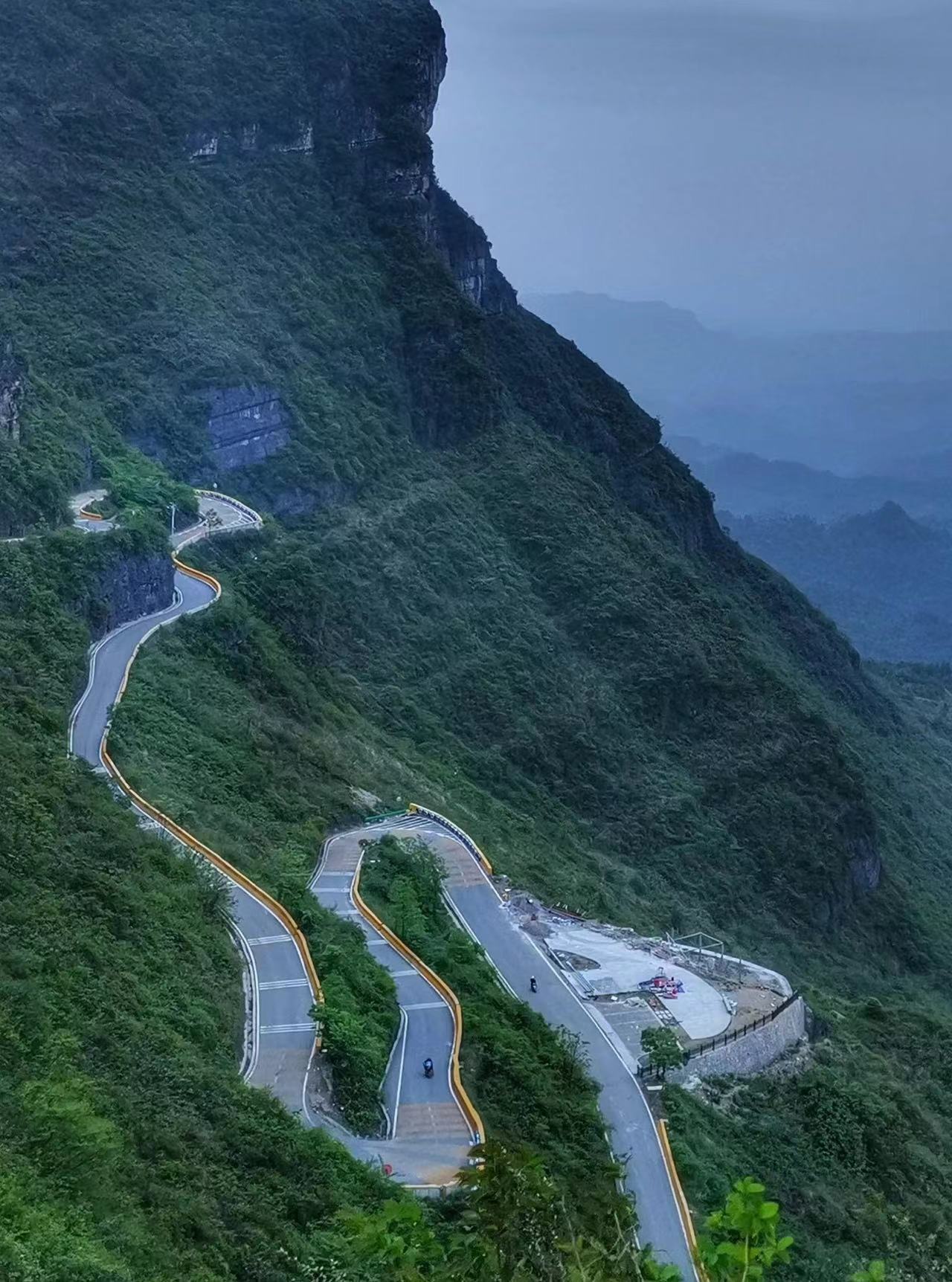 湘西八面山这里是亚洲最大的桌山,曾经是湘西土匪的老巢