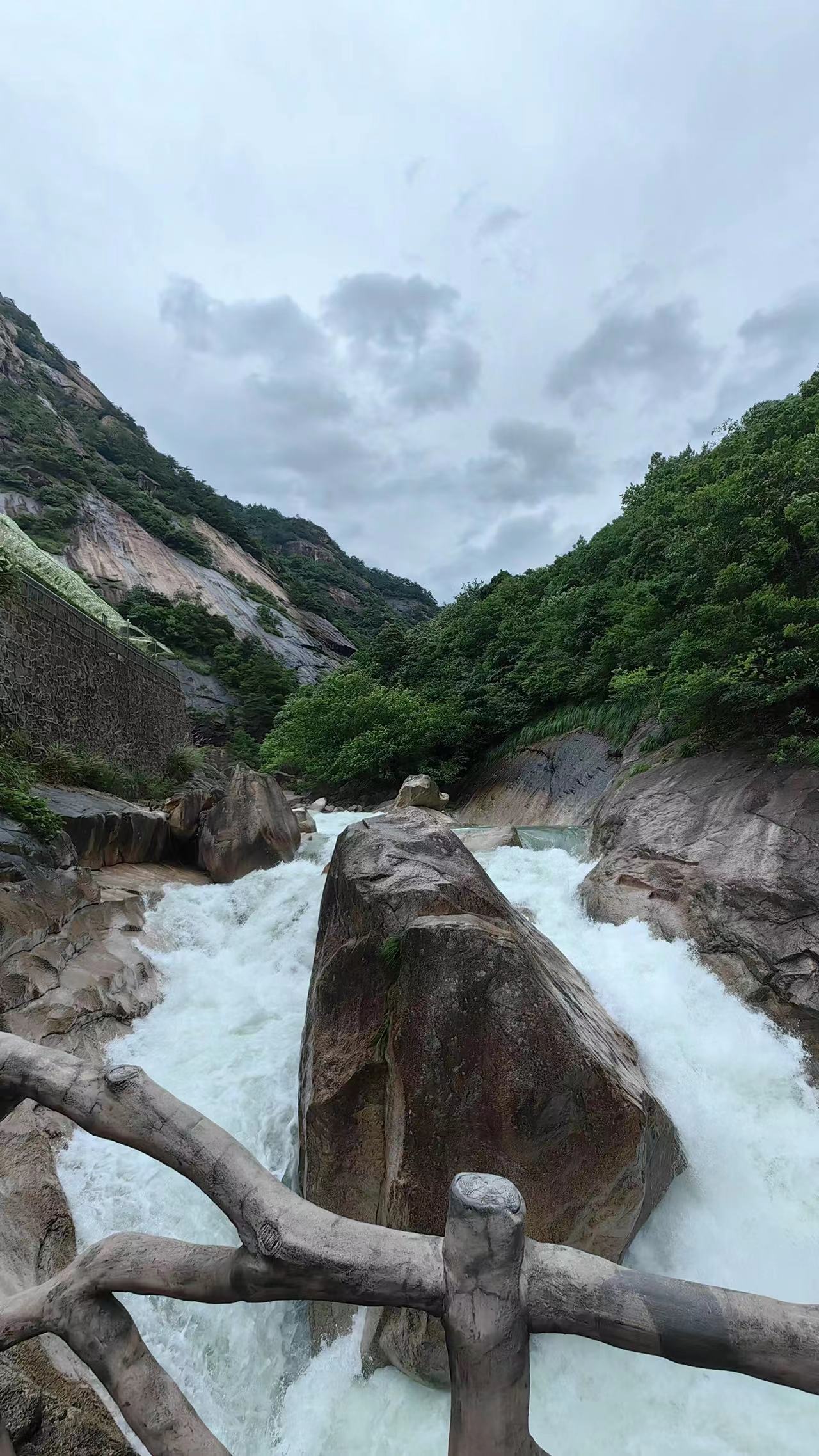 安徽宣城鄣山大峡谷,夏天溯溪玩水的好地方