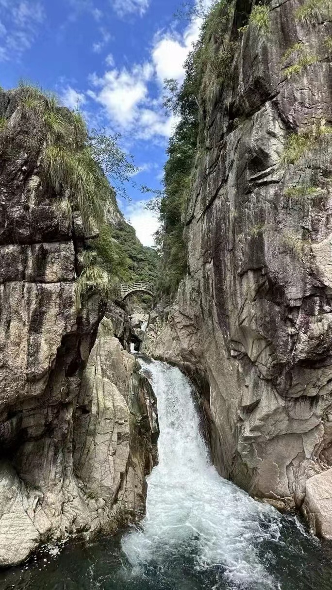 安徽宣城鄣山大峡谷,夏天溯溪玩水的好地方