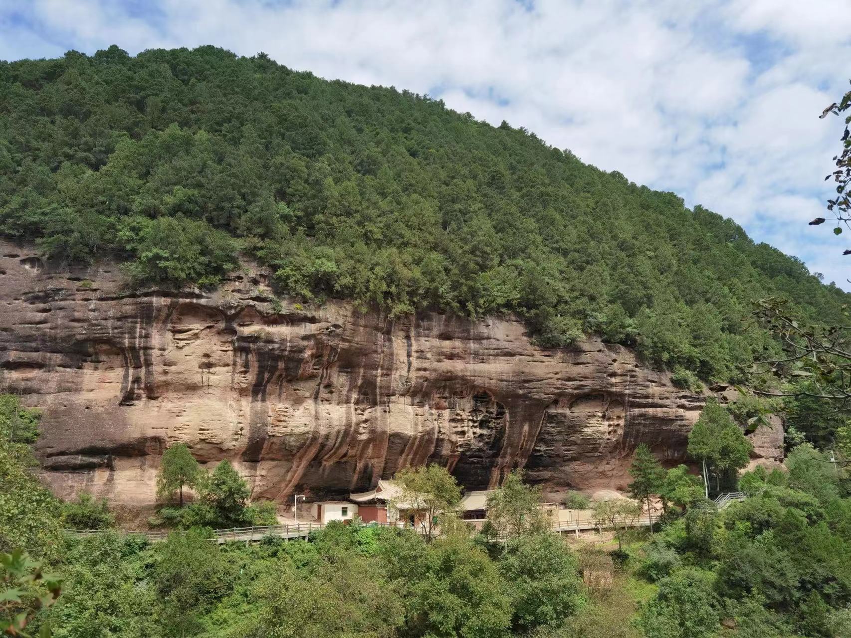 甘肃天水仙人崖风景区,传说这里常有神仙出没