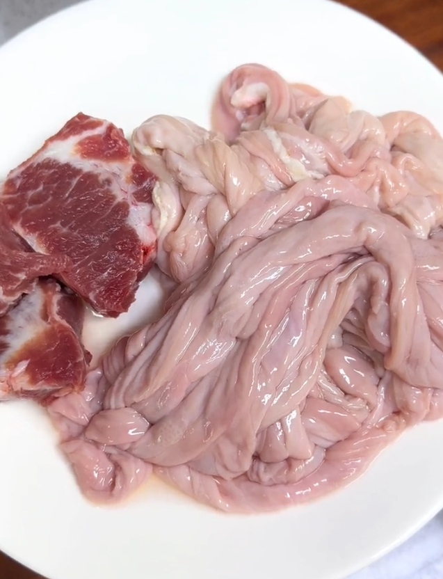 广东人爱喝的汤品,猪小肠煲汤滋补,鲜美,暖胃