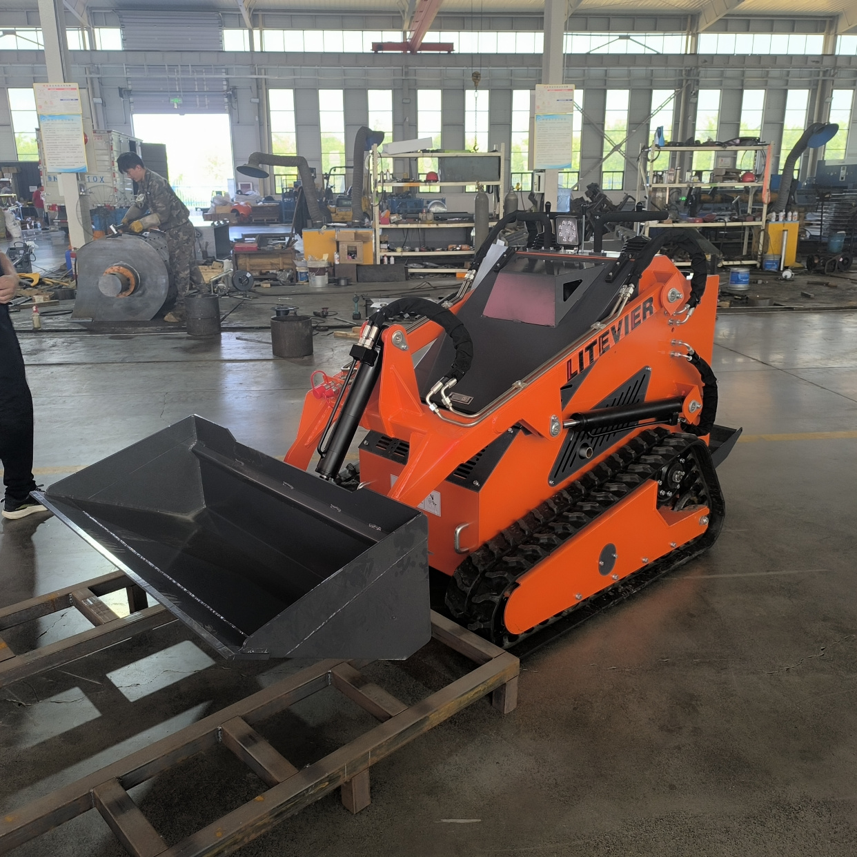 小型滑移装载机多功能履带滑移铲车