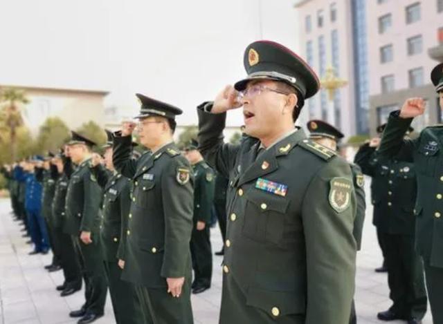 副省级城市的军分区为正师级,武警支队则配备副师级