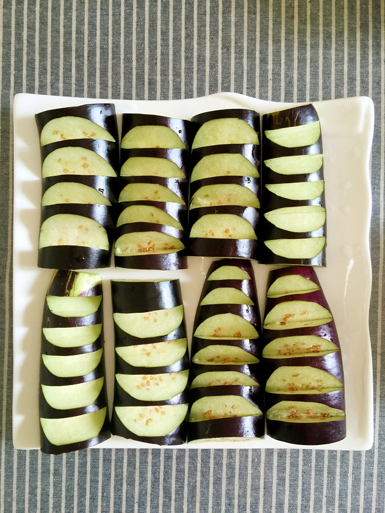 肉酿茄子的独特做法,外焦里嫩,鲜香四溢,一口咬下根本停不下来