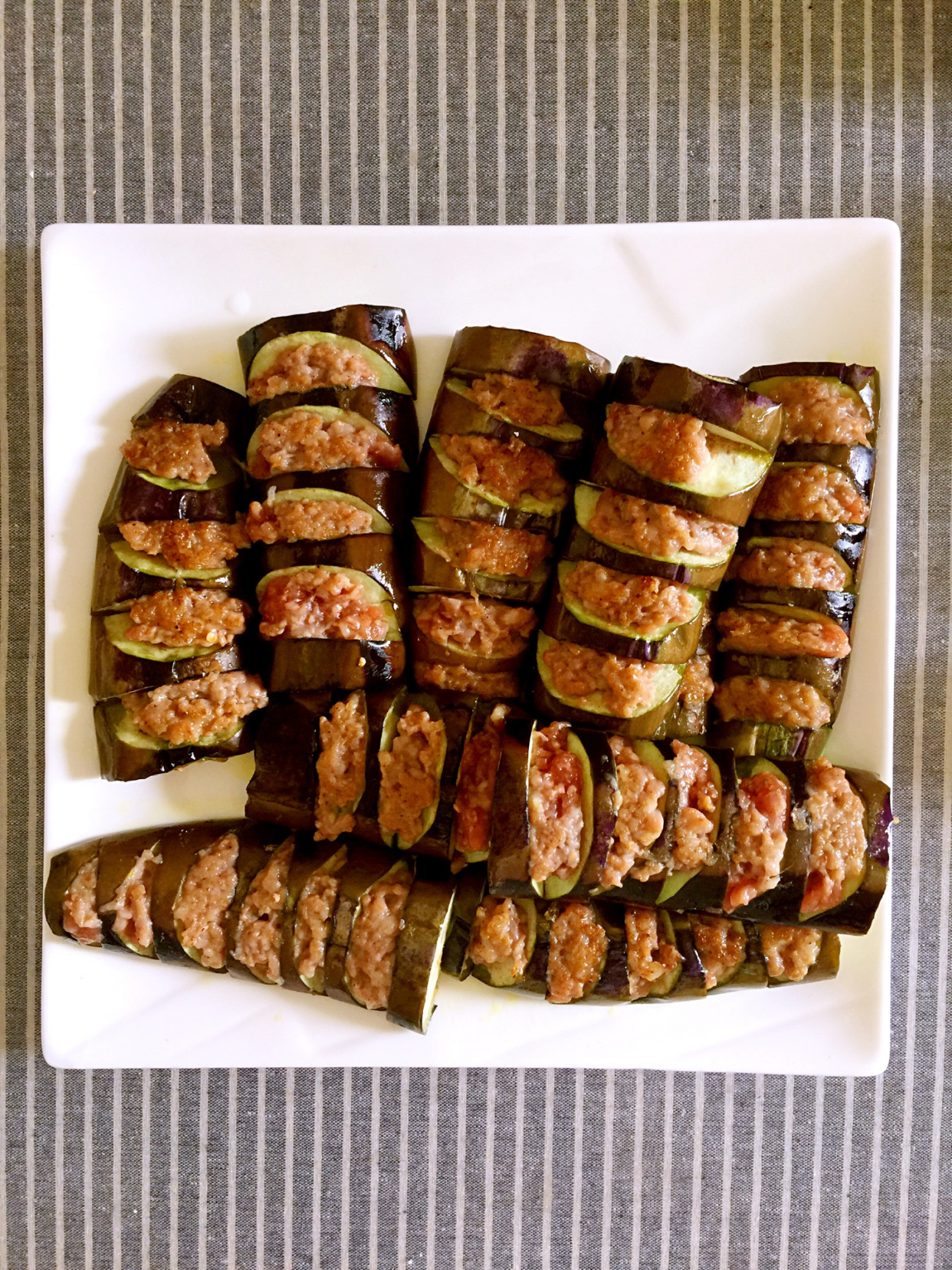 肉酿茄子的独特做法,外焦里嫩,鲜香四溢,一口咬下根本停不下来