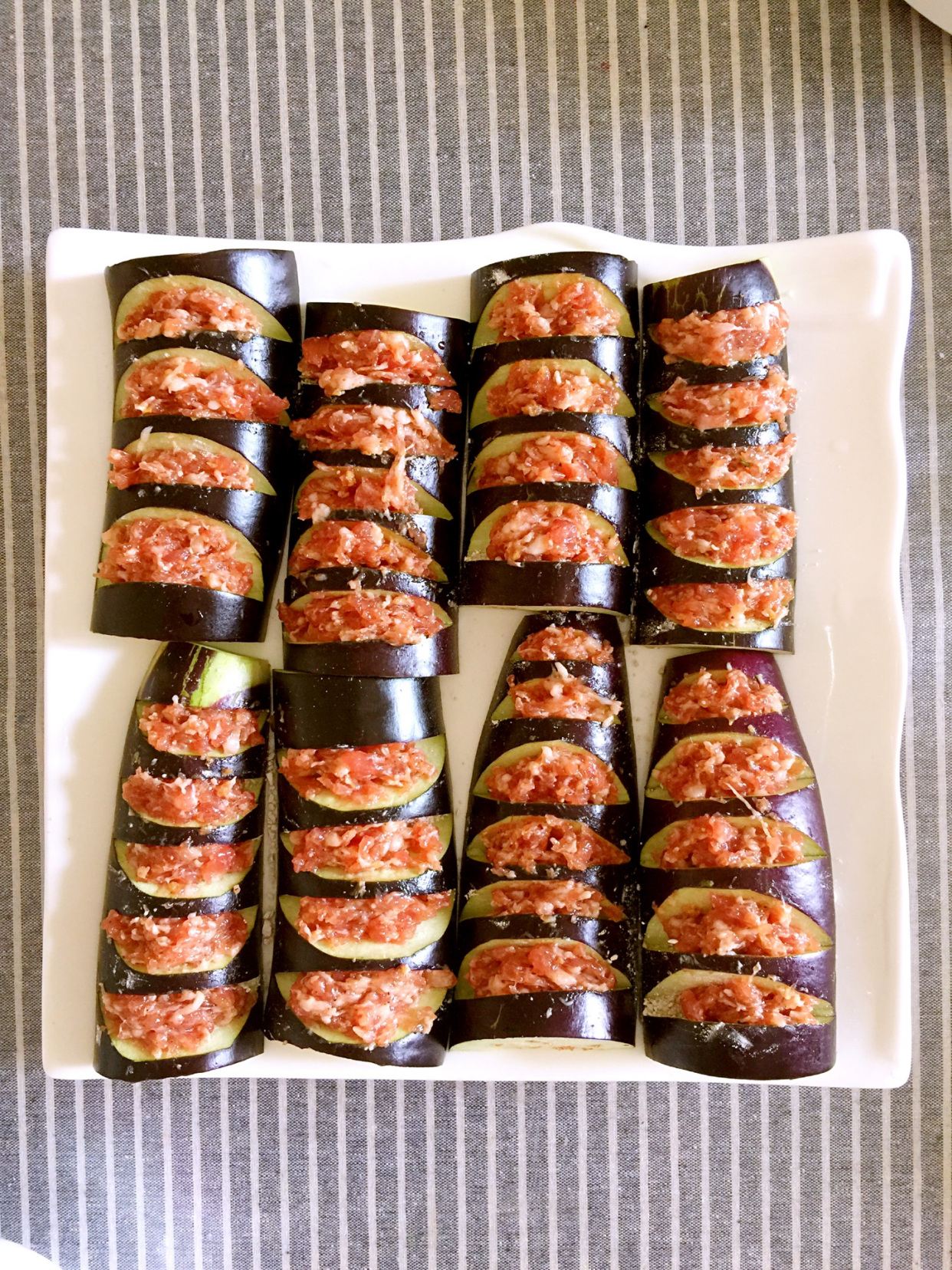 肉酿茄子的独特做法,外焦里嫩,鲜香四溢,一口咬下根本停不下来