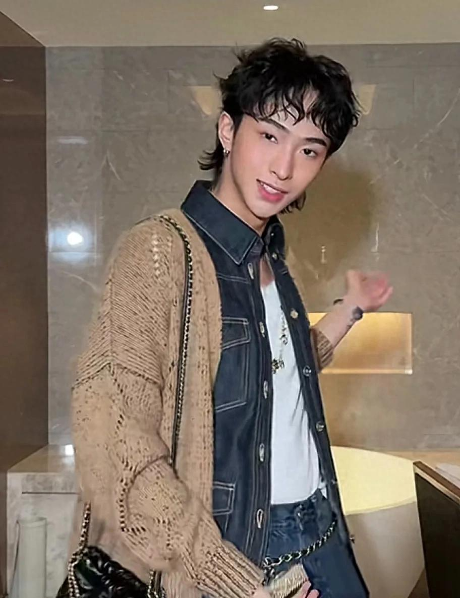 庾恩利受邀参加奢侈品秀,展现三种风格,自信豁达,妈妈挑选配饰