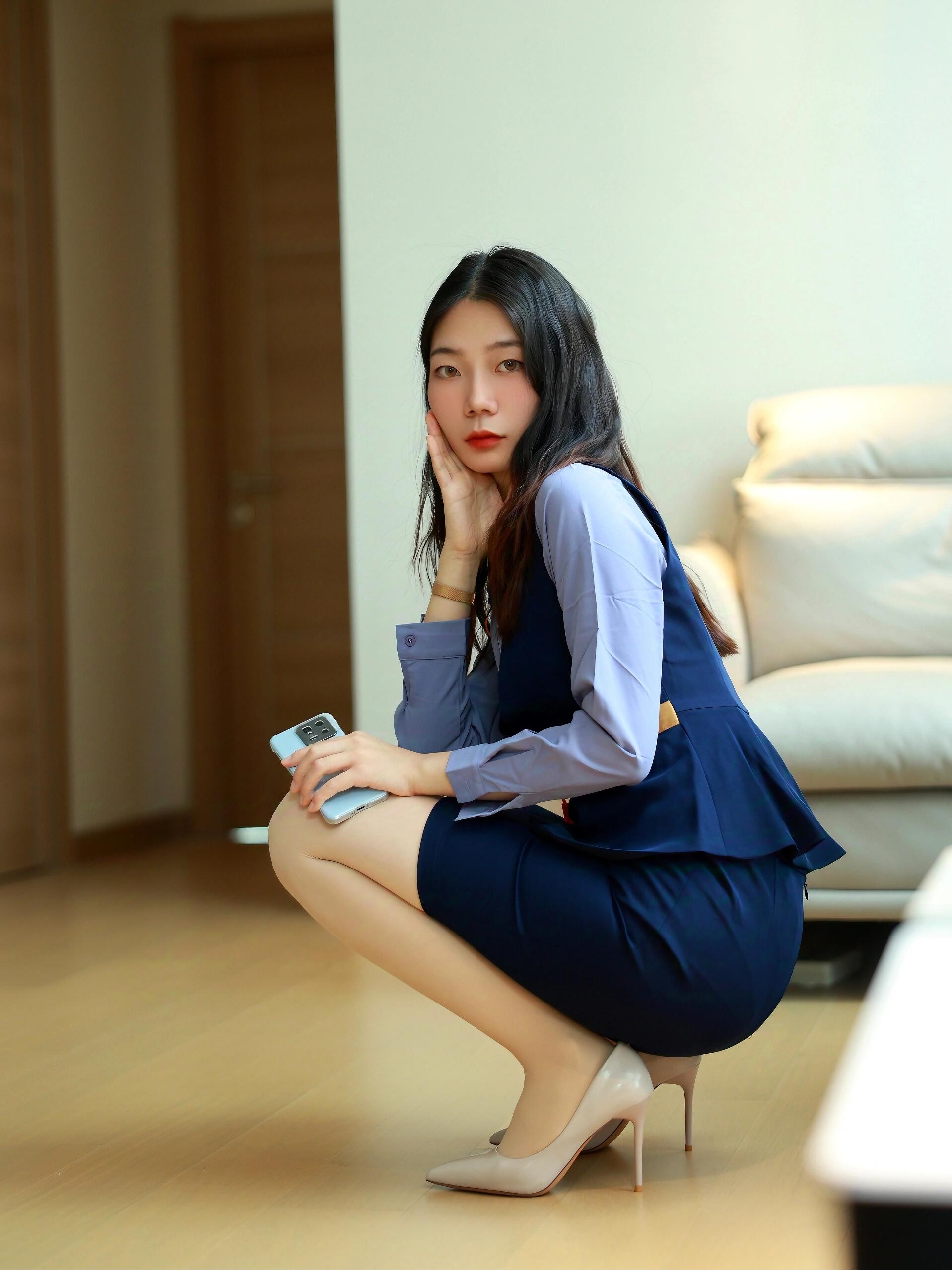 总之,这套蓝色职业装搭配肉丝丝袜和白色高跟鞋的穿搭,既展现了女性的