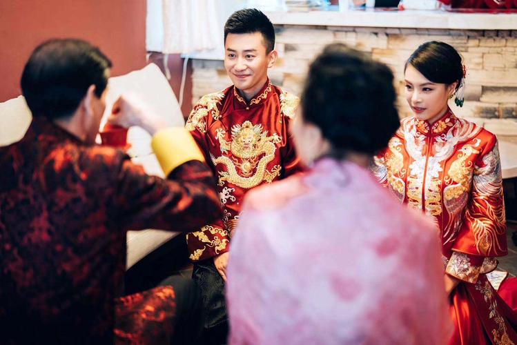 在中国的传统婚礼习俗中,回门是新娘婚后首次回娘家的重要仪式.