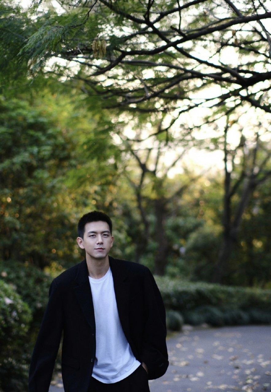 李现回母校荆州中学被偶遇,是真的好帅啊!