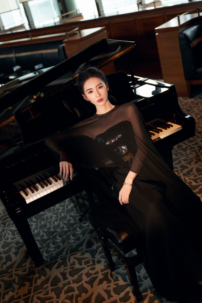 2024年刘诗诗穿未发布的高定礼服,在时尚界的待遇不凡