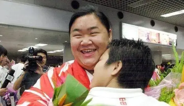 举重冠军唐功红:为夺冠险些丧命,国家奖励4室2厅,嫁给帅气老公