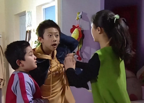 《家有儿女》穿帮的那些镜头,多年后才发现,网友:太搞笑了