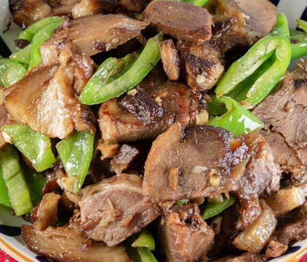 青椒爆炒猪肘子,香辣软糯,让你欲罢不能!