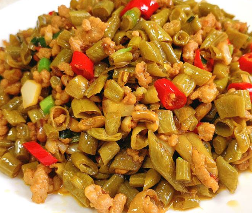 —肉末酸豆角,它不仅色泽诱人,酸辣适中,更是米饭