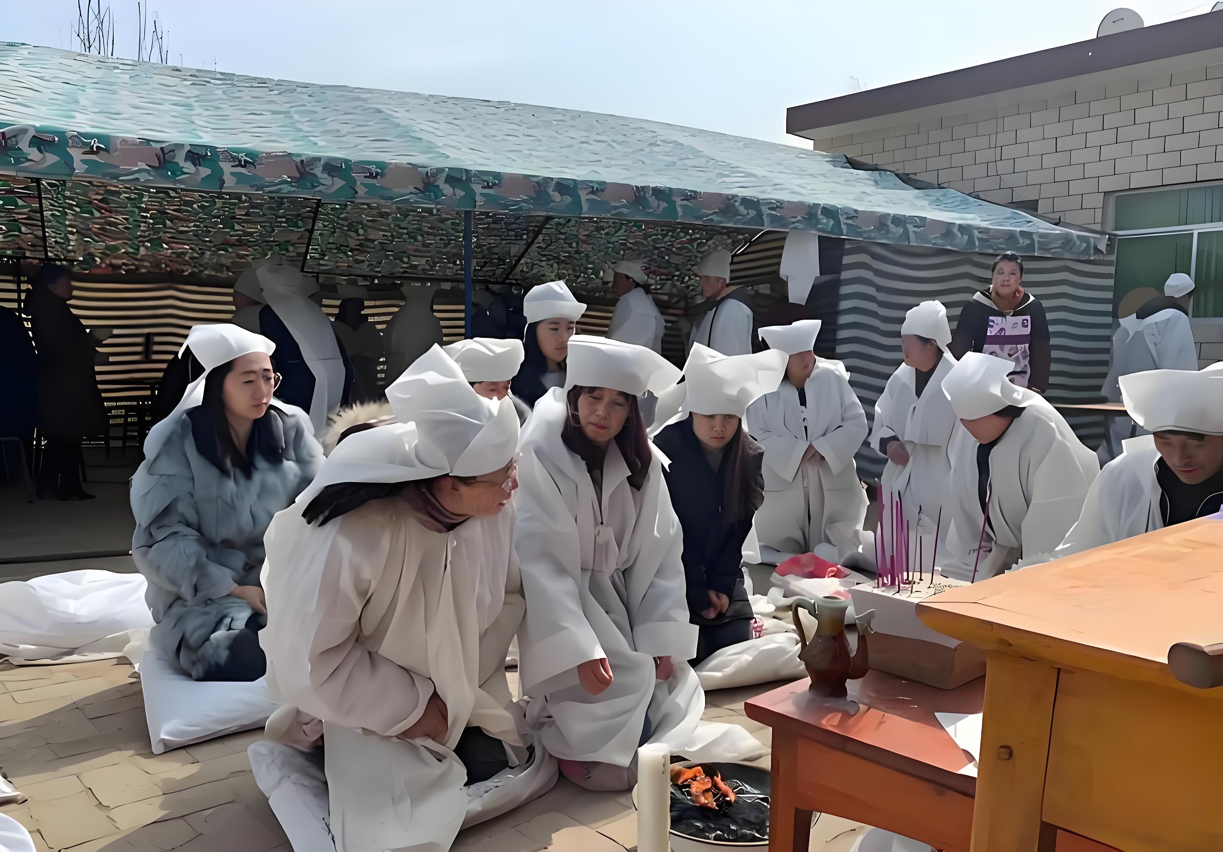 回家参加嫂子葬礼,在她面前看最后一眼时,嫂子突然睁眼喊:快跑