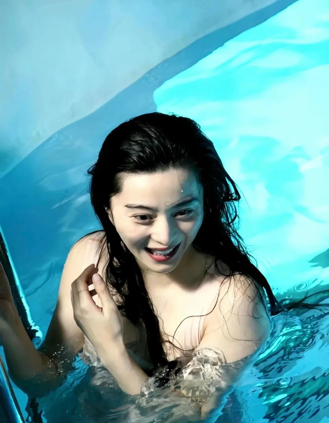 出水芙蓉范冰冰不怕"走光",只为拍摄唯美画面