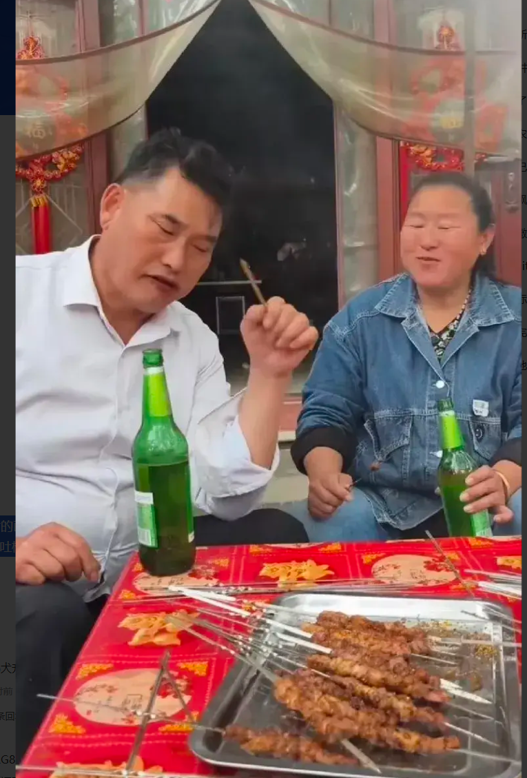 大衣哥夫妻俩心情大好,院中吃露天烧烤,一手肉串一手啤酒好快乐