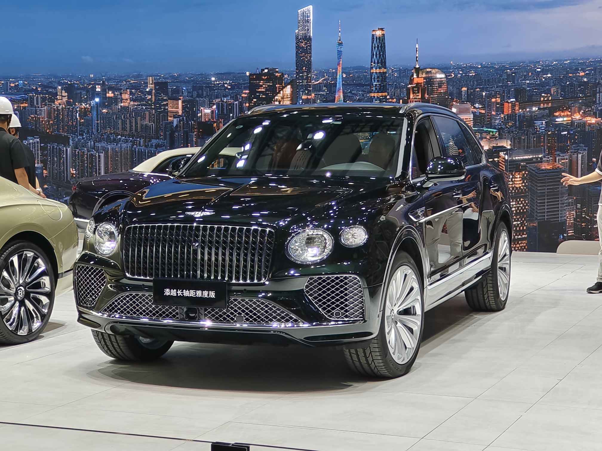 宾利添越长轴距雅度版/mulliner版实车,内饰更为奢华