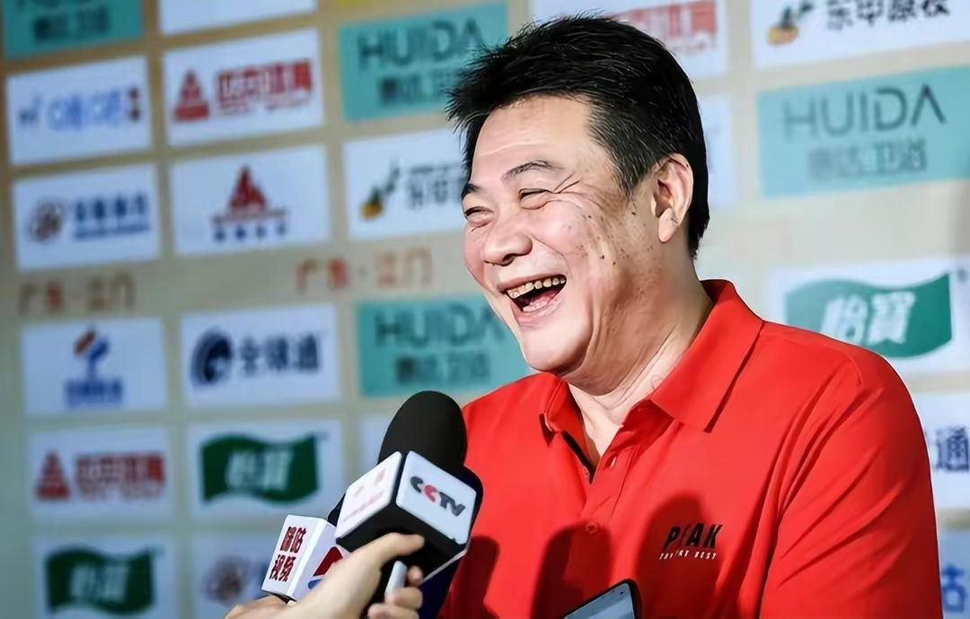 蔡斌巧妙安排!赛点时朱婷替补发球,张常宁带头鼓掌,惠若琪惊讶