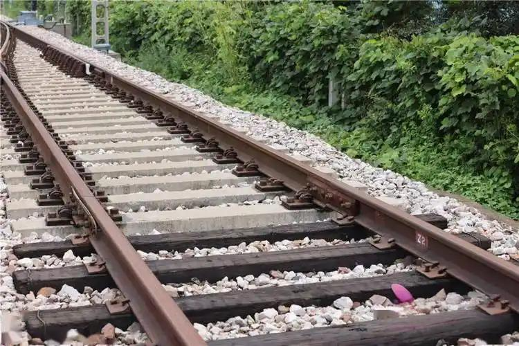 火车铁轨下的木头枕木为何会被水泥淘汰?