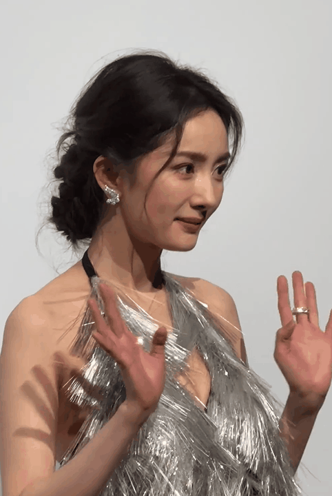 真空的杨幂,气质的张小斐,阿那亚这一晚,女星展现出各自审美