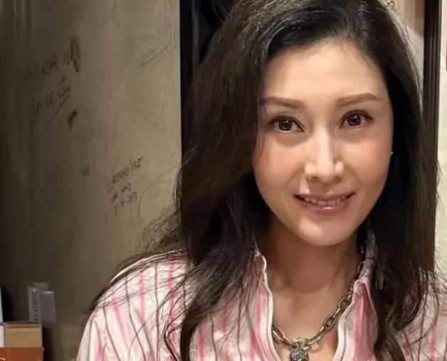 54岁李嘉欣近照曝光,小头小脸五官卓越,步态奇怪如蹒跚老人